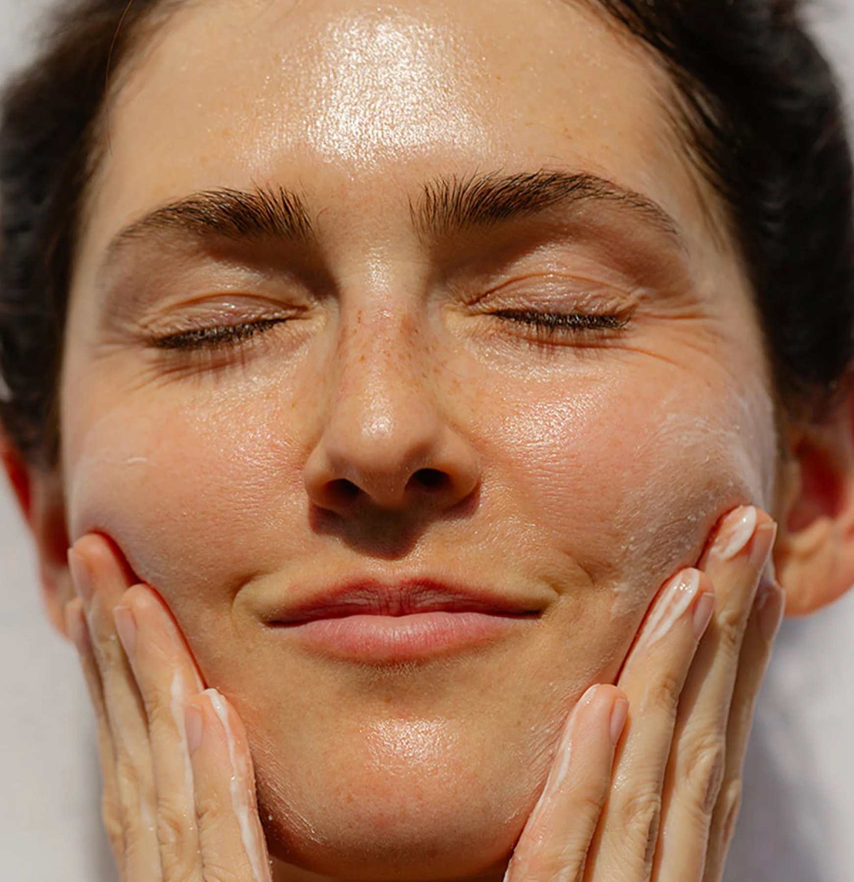 Susanne Norwitz and the coral oil in a solar lab